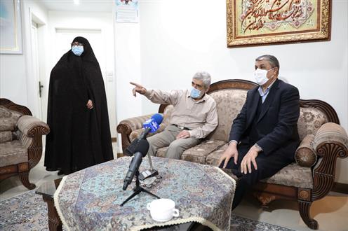 دیدار رئیس سازمان انرژی اتمی ایران با خانواده شهید مصطفی احمدی روشن